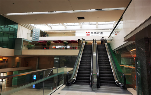 国际财经中心扶梯