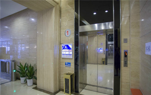 卓明大厦电梯