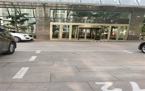 华一控股大厦旋转门