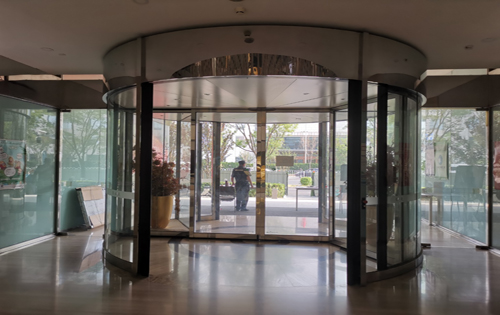 五粮液大厦旋转门