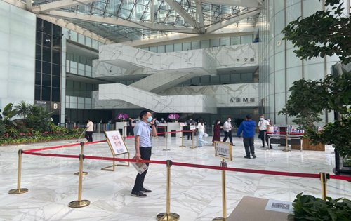 环球财讯中心扶梯