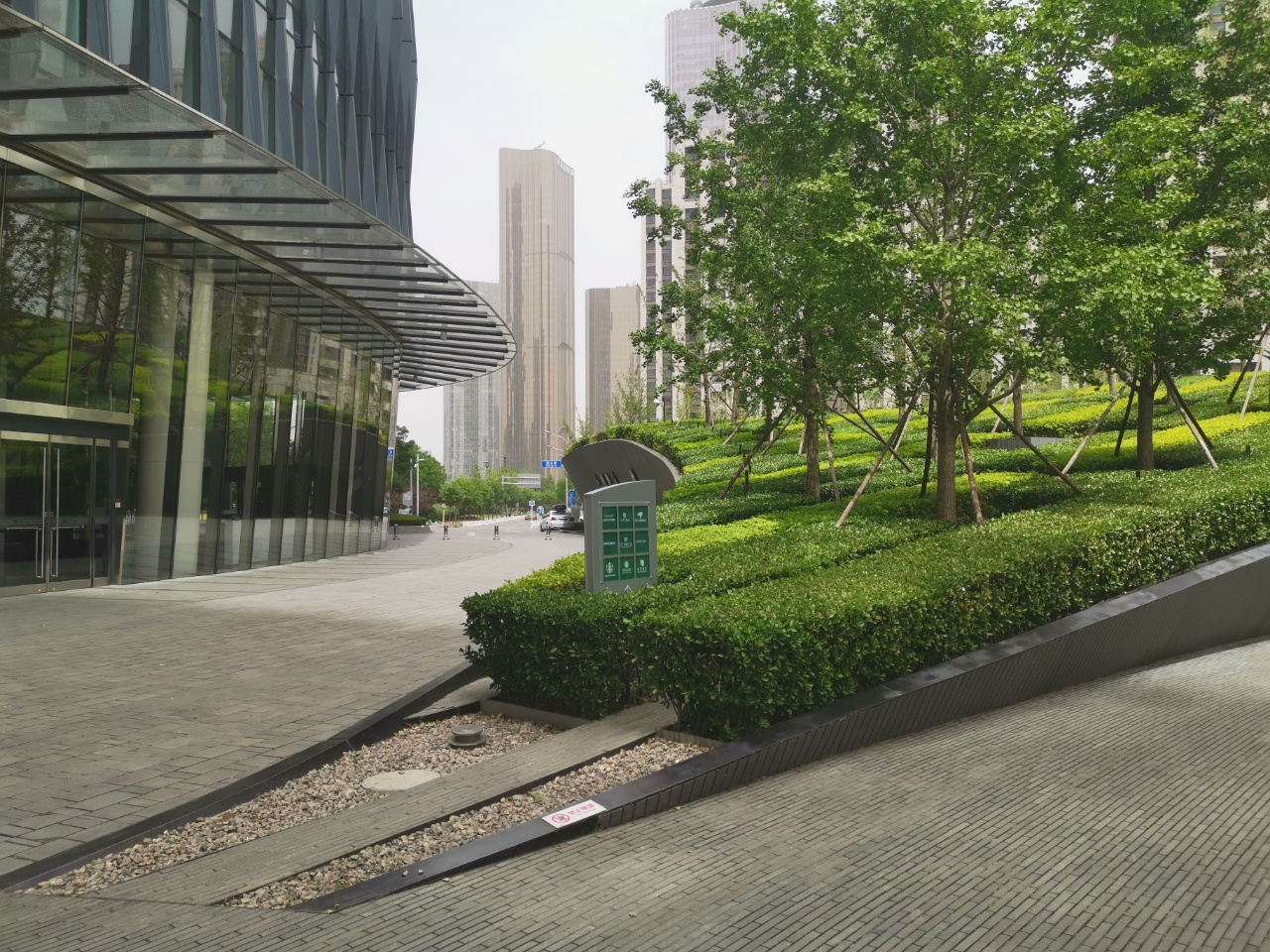 保利国际广场正门