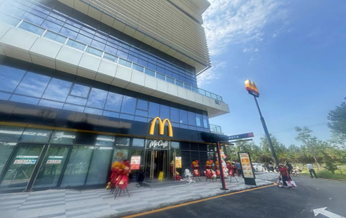 华控中心侧立面